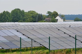 Unter neuem Solarpark bei Oberreichenbach sollen Schafe weiden - Einen Solarpark in der Region gibt es bereits im Gewerbegebiet Freiberg-Ost nahe der Bundesstraße 173. Die dortigen Photovoltaik-Anlagen decken rechnerisch den Strombedarf von fast 3000 Vier-Personen-Haushalten. Nun sind bei Brand-Erbisdorf ebenso Anlagen geplant.