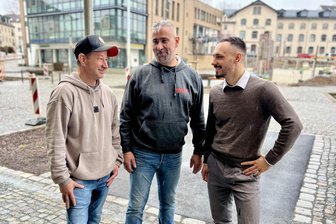 Unter neuer Regie: Diese Männer wollen Limbacher Bürgerfest retten - Sascha Baumann (li.) und Jörg Barnofsky (Mitte) mit Lucas Stein von der Volksbank vor dem Johannsiplatz, wo das Fest am 2. Mai veranstaltet werden soll.