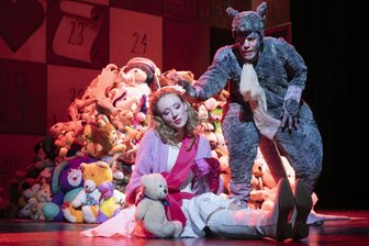 Unter Puppen: „Barbier von Sevilla“ als gelungene Plüsch-Fassung am Winterstein-Theater - Maria Rüssel als Rosina und László Varga als Bartolo.