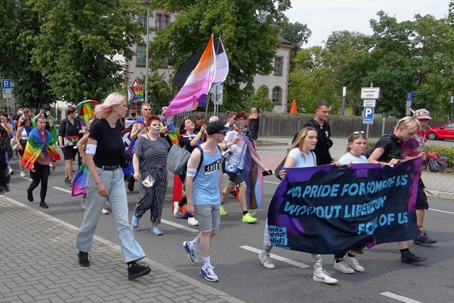 Unter Regenbogenfarben: Erster Umzug in Frankenberg zum Christopher Street Day - 