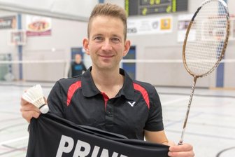Unter Spaniens Sonne am Netz - Gerüstet: Michael Prinz vom ATSV Freiberg mit dem offiziellen Trikot für die WM in Huelva.