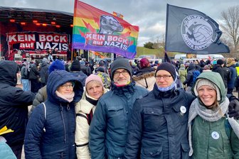 Unter Tausenden in Riesa: Warum diese Freiberger gegen die AfD demonstrieren - Beim Protest gegen die AfD in Riesa (v. l.): Constance Bornkampf, Silke Ssuschke, Bero Borutzky, Max Kunth und Vera Richter aus Freiberg.