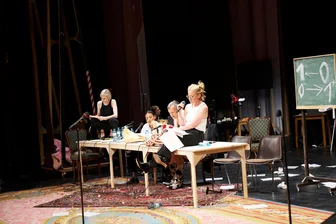 "Unter Tieren": Jelineks Abrechnung mit Banken und Benko - Die Schauspielerinnen Mavie Hörbiger (l-r), Azaria Dowuona-Hammond, Sebastian Rudolph und Caroline Petersund bei der Leseprobe von Elfriede Jelineks "Unter Tieren" im Burgtheater.