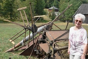 Unter Tränen: 89-Jährige schenkt Freilichtmuseum Eubabrunn eine Rarität - Elfriede Geipel aus Oberbrambach hat dem Freilichtmuseum Eubabrunn einen 100 Jahre alten Flügelmäher geschenkt. Sie war zum Landtechniktag Ehrengast.