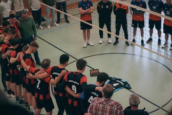 Unter Tränen die Tabellenführung ausgebaut: Hennersdorfer Volleyballer nehmen Abschied von einem Mannschaftskollegen - Schweigeminute vor dem Heimspieltag für den ehemaligen HSV-Spieler Bernd Zimmermann: Sein Trikot legten die Hennersdorfer Volleyballer dafür in die Mitte des Feldes.