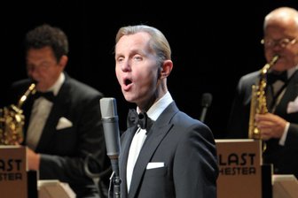 Unterhaltung mit und jenseits vom Glühwein – Tipps für das dritte Adventswochenende - Max Raabe mit seinem Palast Orchester ist wieder einmal in der Stadthalle zu Gast.