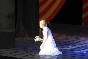 Unterhaltungs-Ansprüche - Kniefall vor der Kunst - oder dem Zuschauer? Sonja Maria Westermann als Margarethe in der Plauener "Faust"-Oper.