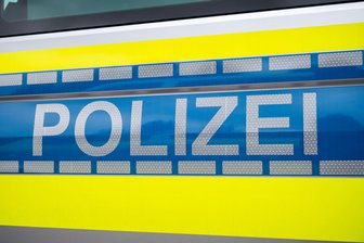 Unterkunft für Geflüchtete mit Feuerwerk beschossen - Verletzte oder Sachschaden habe es nicht gegeben. (Symbolbild)