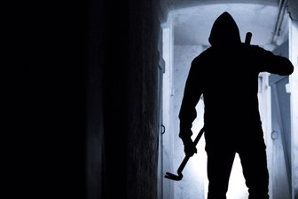 Unterm Container versteckt: Polizisten schnappen Dieb auf Erzgebirgs-Wertstoffhof - Ein Mann suchte auf einem Wertstoffhof nach Diebesgut (Symbolbild) - und wurde geschnappt.