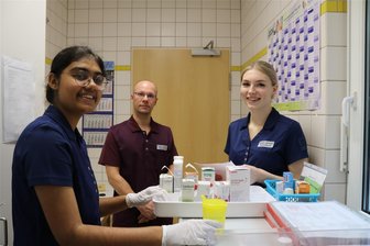 Unternehmen aus dem Erzgebirge für Nachwuchsförderung ausgezeichnet - Die Azubis Elizabeth Sajimon (l.) und Marijke Derksen bereiten mit Praxisanleiter Fabian Fischer Medikamente vor.