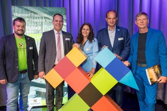 Unternehmen aus dem Erzgebirge treten Initiative für Demokratie und Vielfalt bei - Jan Kammerl, der stellvertretende Geschäftsführer der Wirtschaftsförderung Erzgebirge, Landrat Rico Anton, Peggy Kreller, stellvertretende Geschäftsführerin vom Regionalmanagement Erzgebirge, Robert Krumbach, Geschäftsführer Auerhammer Metallwerk, Uwe Bauch, Vorstandsvorsitzender von Community4you und Initiator der Wirtschaftsinitiative für Vielfalt und Toleranz (von links).