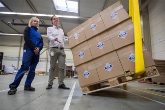 Unternehmen aus dem Vogtland tüftelt an der Frage: Wie bringt man Anti-Rutsch-Papier zum Rutschen? - Lehrling Angelina Müller und Werkleiter Otto-Florian Müller demonstrieren die Wirkweise des Anti-Rutsch-Papiers aus Neuensalz: Selbst bei einem Neigungswinkel von 20 Grad bleiben die Kartons stabil auf der Palette.