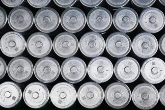 Unternehmen aus Estland errichtet neues Werk bei Leipzig - Superkondensatoren des Batteriezellenherstellers Skeleton Technologies GmbH in einer Kiste. Skeleton und Siemens errichten in Markranstädt bei Leipzig eine neue Fabrik für Superkondensatoren.