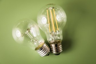 Unternehmen helfen Kommunen im Vogtland beim Energiesparen - Die Umstellungen von Glühbirnen (links) auf LEDs spart jede Menge Strom.