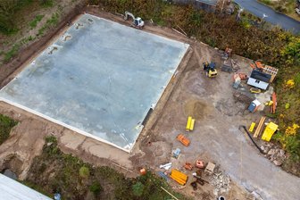 Unternehmen im Erzgebirge meldet Kurzarbeit an und investiert Millionensumme in neue Halle - Wie passt das zusammen? - Im Gewerbegebiet Am Steinbächel in Eibenstock baut die Firma Eibenstock Elektrowerkzeuge eine neue Halle.