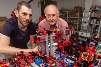 Unternehmen investiert in Plauen - Markus Pätz (links) und Joachim Körner arbeiten bei FM Control in Plauen. Das Unternehmen optimiert auch anhand dieser modellhaften Lernfabrik Produktionsprozesse in großen und mittleren Betrieben. 