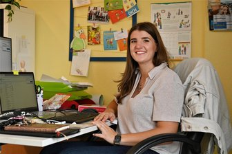Unternehmen machen Schule: Wie Rochlitzer Grundschüler von Spendengeldern profitieren - Francesca Bur, Schulsozialarbeiterin an der Rochlitzer Regenbogen-Grundschule, plant die Projekte, für die es kürzlich Geld von ungewöhnlicher Seite gab.