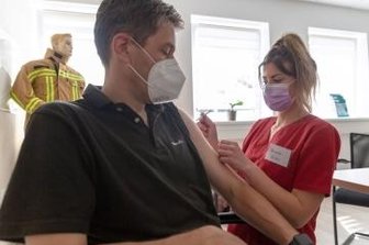 Unternehmen stellt Impfaktion auf die Beine - Norafin-Geschäftsführer André Lang wurde von Christin Arnold geimpft. 