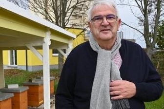Unternehmen stellt vegane Baustoffe her - Geschäftsführer Thomas Utermöller vor den Bienenstöcken der Firma.