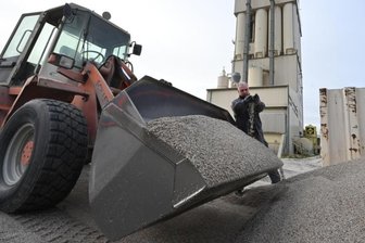 Unternehmen stellt vegane Baustoffe her - 56 Meter hoch ist der Mischturm der Trockenmörtel-Firma Sakret in Diethensdorf. Mitarbeiter Uwe Wittmann bringt Sand vom Lager zur Mischanlage.