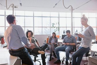 Unternehmensberaterin Maren Lehky: Darum könnte der Osten besser durch die Krisen kommen - Der lockere Austausch mit der Führungskraft ist für Mitarbeiter gerade in schwierigen Zeiten besonders wichtig.