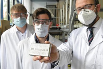 Robin Hofmann und Martin Reiber vom Freiberger Start-up RMF Tech stellten ihre Idee der Metallrückgewinnung zuletzt Sachsens Wissenschaftsminister Sebastian Gemkow (CDU, von links) vor. Trotz Pandemie wird der Gründer-Geist an der TU Bergakademie hochgehalten.