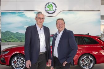 Unternehmer aus dem Erzgebirge übernimmt Autohaus in Plauen - Zwei alte Hasen, zwei seit Langem Bekannte: Thomas Keller übernimmt von Winfried Wolf (rechts) das Skoda Autocenter Plauen Süd.