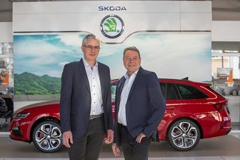 Unternehmer aus dem Erzgebirge übernimmt Plauener Autohaus - Zwei alte Hasen, zwei seit Langem Bekannte: Thomas Keller übernimmt von Winfried Wolf (rechts) das Skoda Autocenter Plauen Süd.