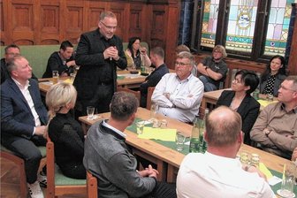 Unternehmer aus Geringswalde entwickeln Visionen - Landrat Dirk Neubauer versichert in der Diskussion den Unternehmern Unterstützung bei Integration ausländischer Arbeitnehmer. 