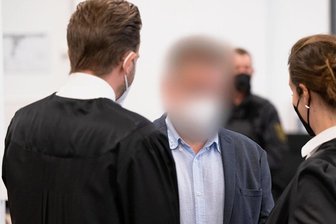 Unternehmer aus Sachsen für verbotene Russland-Geschäfte verurteilt - Alexander S. aus Markkleeberg bespricht sich im Dresdner Oberlandesgericht mit seinen Anwälten. Er will nicht geahnt haben, dass seine Exporte für die russische Rüstungsindustrie bestimmt sein könnten. 