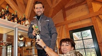 Unternehmer erfüllt sich Museumstraum - Bürgermeister Christfried Nicolaus und Mutter Kerstin Nicolaus beim Aufstellen der Bergparade.