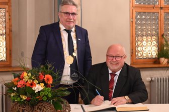 Unternehmer mit Herz fürs Ehrenamt: Jürgen Kraatz wird Ehrenbürger von Annaberg-Buchholz - Eine Ehre, die nur wenigen Menschen zuteil wird: Jürgen Kraatz (r.) darf sich im Beisein von Oberbürgermeister Rolf Schmidt im Goldene Buch der Stadt Annaberg-Buchholz verewigen.