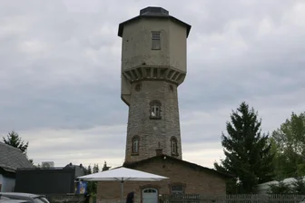 Unternehmer rettet Wasserturm im Vogtland, öffnet ein Café – und er plant eine einzigartige Übernachtungsmöglichkeit - Der Wasserturm in Syrau.