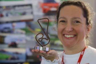 Unternehmer treffen sich jede Woche in aller Herrgottsfrühe am Sachsenring – Warum? - Der von Viktoria Mehlhorn gezeigte neue Wanderpokal ist Sinnbild für die Neuerung des BNI-Teams „Schönburger Land“. Das Unternehmernetzwerk hat sein Domizil künftig am Sachsenring.