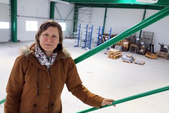 Unternehmerfamilie investiert Millionen in Freiberg - Ramona Eßbach, Geschäftsführerin von EFE, in der neuen Lagerhalle am Rotvorwerk.