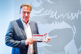 Unternehmerförderung, Geschäftsstraßenmanager, Stadtgutscheine: Wie Mittweida die Rochlitzer Straße weiter beleben will - Ralf Schreiber mit einem Stadtgutschein: Die Rabattaktion wurde bereits mehrmals auch auf Anregung des Gewerberings neu aufgelegt, um die Läden zu unterstützen, die von den Arbeiten in der Rochlitzer Straße sehr betroffen waren.