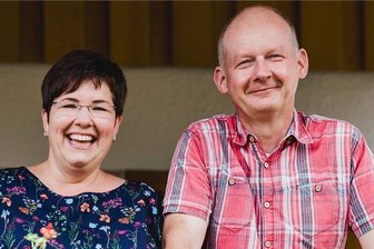 Unternehmerpaar will von Hessen ins Vogtland: Woran der Umzug scheitert - Ivonne und Carsten Knüppel wollen von Hessen nach Sachsen ziehen, finden im Vogtland aber kein Baugrundstück. 