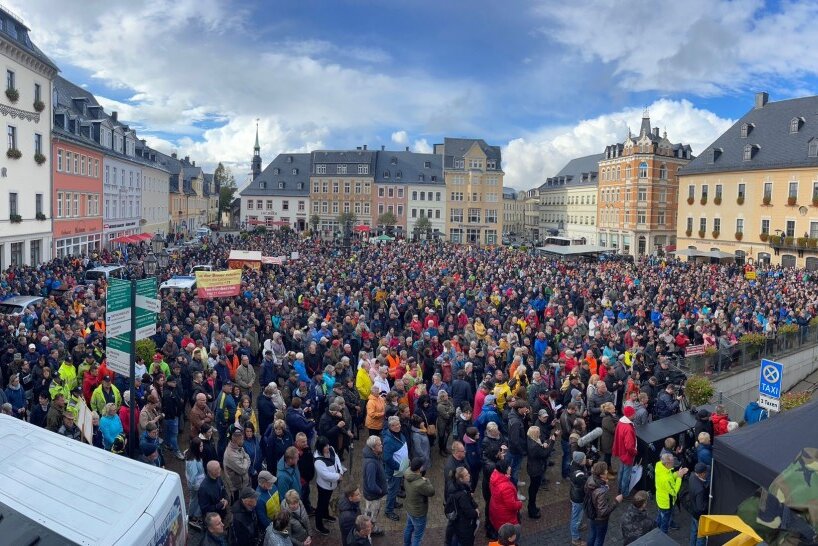Unternehmerprotest in Annaberg-Buchholz: Der Aufschrei aus dem Erzgebirge - 16.25 Uhr: So voll ist der Markt, als Oberbürgermeister Rolf Schmidt seine Rede hält.