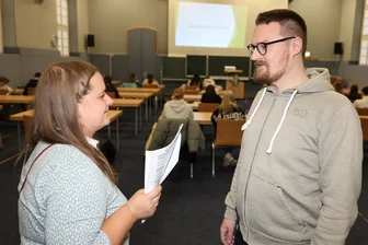 Unterricht in der Turnhalle: Zwickauer Oberschule geht der Platz aus - Die Lehrer der Zwickauer Humboldtschule Stephanie Kozalla und Tobias Hertel machen das Beste aus der Platzmangelsituation und unterrichten in der Turnhalle.