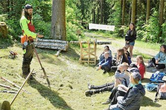 Unterricht in Klingenthals grünem Klassenzimmer - Patrick Wenig erklärt das Thema Aufforstung.