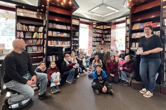 Unterricht mal ganz anders: Zwickauer Buchhandlung wird zum lebendigen Klassenzimmer - Schulstunde im Buchladen: Die Klasse 4c der Zwickauer Dittesschule zu Besuch in der Marx-Buchhandlung.