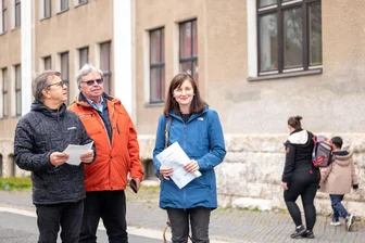 Unterricht zwischen Baugerüsten: Plauens letzte unsanierte Schule wird zur Großbaustelle - Für Architekt Wolfgang Kühn (links), Harald Haupt, Fachbereichsleiter Städtische Bauaufgaben, und Projektleiterin Dina Wolf wird es nun ernst: Die Sanierung der Rückertschule beginnt.