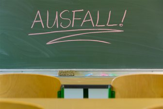 Unterrichtsausfälle im Vogtland: Welche Schulen sind am stärksten betroffen? - An den Schulen öffentlicher Träger sind im ersten Halbjahr erneut viele Unterrichtsstunden ausgefallen. Grund für den sogenannten planmäßigen Ausfall ist unter anderem der Lehrermangel.