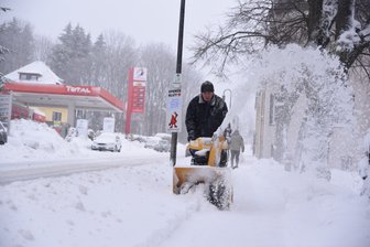 Unterrichtsausfall an einzelnen Schulen im Oberen Vogtland - Fußweg an der Klingenthaler Straße in Schöneck.