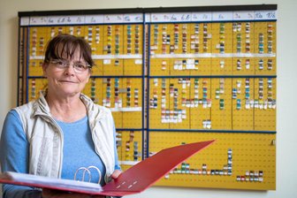 Unterrichtsausfall an Oberschulen: Was Hartha zum Primus macht - Am Vertretungsplan behält Schulleiterin Heike Brüssau den Überblick. Die Oberschule in Hartha hatte vergleichsweise den geringsten Ausfall in ersten Schulhalbjahr.