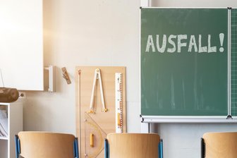 Unterrichtsausfall im Erzgebirge als „Elendsfaktor“ bezeichnet: Jetzt müssen Lehrer aushelfen, wo es Engpässe gibt - Lehrer sollen jetzt auch schulartübergreifend unterrichten, um den Unterrichtsausfall an Schulen gleichmäßig zu verteilen.