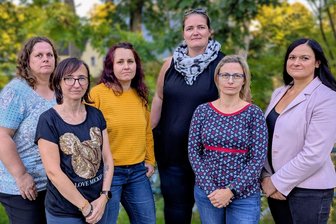 Unterrichtsausfall im Erzgebirge: Mütter bangen um die Zukunft ihrer Kinder - Marilyn Röhrich, Simone Brändl, Monique Einenkel, Katrin Paul, Ingrid Weigel und Bianca Götzelt (v. l.) sind besorgt über die Zustände an den Grundschulen in Elterlein und Schlettau.