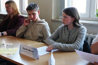 Unterrichtsausfall in vogtländischer Schule: Was sich der Minister dort von den Kindern anhören musste - Auch der Schülerrat, hier Diandra Meinel, hielten mit ihrer Meinung nicht hinterm Berg.
