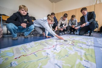 Unterrichtsausfall und Lehrerpaket: Was Sachsens Kultusminister an einer Oberschule im Erzgebirge dazu hört - Beim Besuch der Oberschule Zschorlau schaute Sachsens Kultusminister Conrad Clemens kurz beim Projektunterricht in einer 9. Klasse vorbei.