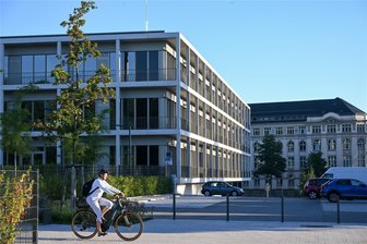 Unterrichtsausfall wegen Lehrermangel: Situation an Chemnitzer Hartmann-Oberschule entspannt sich - Die Oberschule „Am Hartmannplatz“ ging 2023 in einem neuen Gebäude an den Start. Wegen Lehrermangels fiel zuletzt etwa jede zweite Stunde aus.